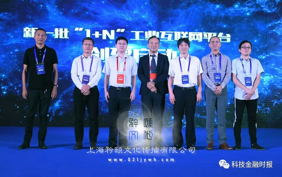 會(huì)議感謝信該怎么寫？ 此次全國性會(huì)議的順利舉辦，得益于佛山方面的鼎力支持與幫助。為表示謝意，會(huì)務(wù)組以中國×××××和省×××××的名義發(fā)函，感謝東道主上海市的巨大付出與盛情款待。 中國××××××2020年年會(huì)感謝信 上海市委、市政府： ×月×日至×日，中國××××××2020年年會(huì)暨落實(shí)科學(xué)發(fā)展觀推進(jìn)行政管理體制改革會(huì)議在上海市上海市成功舉行。中國××××××負(fù)責(zé)人×××，中央編辦副主任×××，上海市委副書記×××，省委常委、上海市委書記×××等領(lǐng)導(dǎo)出席會(huì)議，上海市委副書記、市長×××代表上海市委、市政府在開幕式上致辭。國務(wù)院辦公廳、國家發(fā)展改革委、中央政策研究室等中央有關(guān)部門及上海市委、省政府相關(guān)部門的負(fù)責(zé)人一同出席了開幕式，來自全國各省、市、自治區(qū)黨政部門的實(shí)際工作者及部分理論工作者共380多人參加了會(huì)議。會(huì)議代表圍繞深化行政體制改革的主題，進(jìn)行了深入探討，提出了許多新觀點(diǎn)、新理念、新見解，對于推進(jìn)行政體制改革和政府管理創(chuàng)新，推動(dòng)經(jīng)濟(jì)社會(huì)全面發(fā)展將產(chǎn)生廣泛而深遠(yuǎn)的影響。20多家國內(nèi)主流媒體對會(huì)議進(jìn)行了跟蹤報(bào)道，與會(huì)領(lǐng)導(dǎo)、代表及有關(guān)方面對會(huì)議給予了高度評價(jià)。 這次會(huì)議的順利舉辦，得益于貴市領(lǐng)導(dǎo)的遠(yuǎn)見卓識(shí)和對行政改革事業(yè)的高度重視，得益于貴市政府的通力協(xié)作和財(cái)力、物力、人力上的巨大支持。貴市為大會(huì)的勝利召開搭建了強(qiáng)而有力的平臺(tái)，提供了全方位的保障，確保了會(huì)議的圓滿成功；貴市為大會(huì)在行政管理體制改革領(lǐng)域所作的經(jīng)驗(yàn)介紹及食宿、參觀、考察方面的精心安排，充分反映出佛山改革開放的力度與水平，展示出禪城人的熱情、友好、修為與氣度，令與會(huì)代表耳目一新、贊不絕口。在此，謹(jǐn)表誠摯的謝意和崇高的敬意！衷心期待與貴市的再度交流與合作！ 恭祝事業(yè)大發(fā)展，業(yè)績更輝煌！ 中國×××××× 上海市×××××× 2020年×月×日